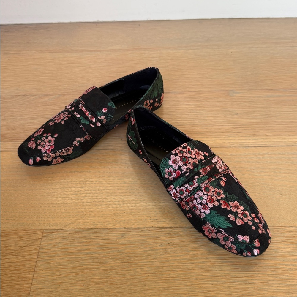 ZARA ! Floral Embroidered Loafers